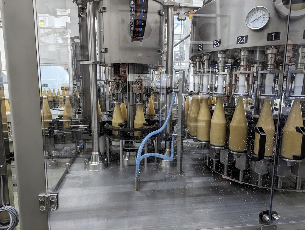 Ein Foto von der neuen Maschine im Probelauf: Dem Füller - und Verschließer