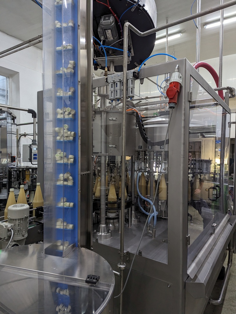 Ein Foto von der neuen Maschine im Probelauf: Dem Verschließer